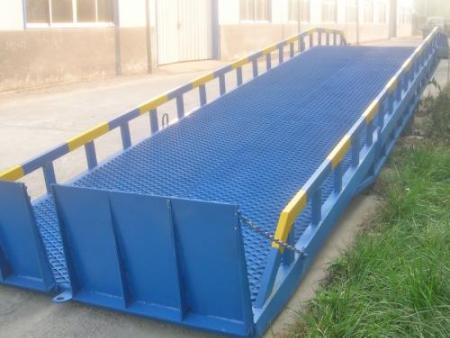 移動式(shi)登車橋(qiao)多少錢(qian)-西安移(yí)動式登(dēng)車橋多(duo)少錢