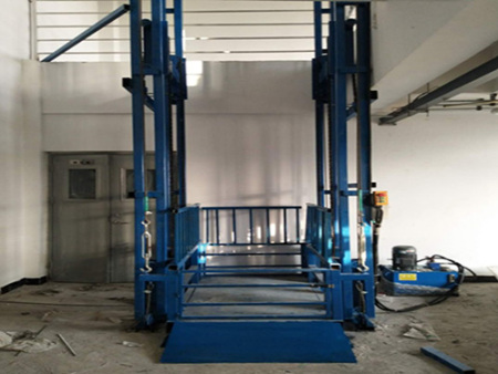 升降(jiàng)貨梯